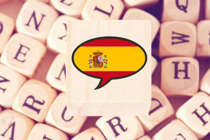 アルファベットとスペイン国旗の吹き出しマークがついた木のブロックのイメージ