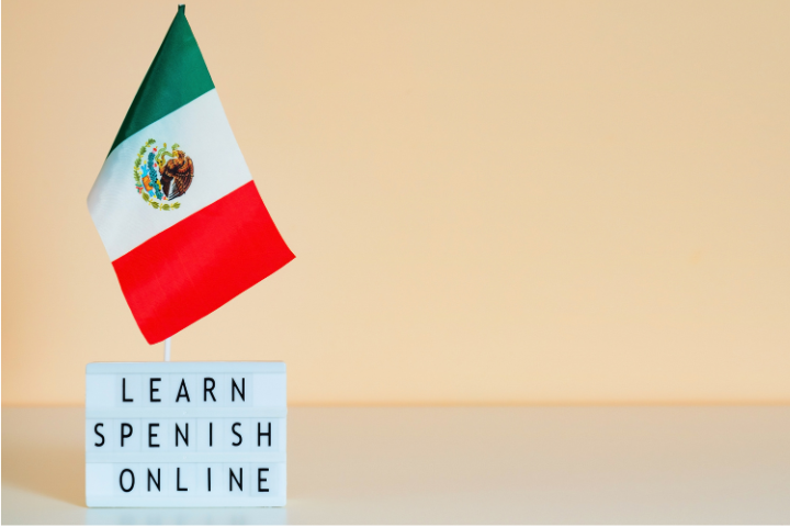 LEARN SPENISH ONLINEと書かれたブロックとメキシコ国旗の旗のイメージ