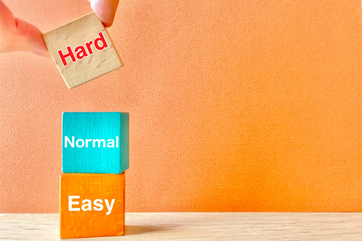 Easy、Normal、Hardと書かれたブロックを積み上げているイメージ