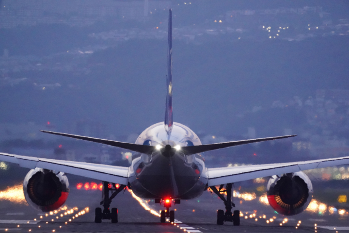 飛行機が着陸しているイメージ