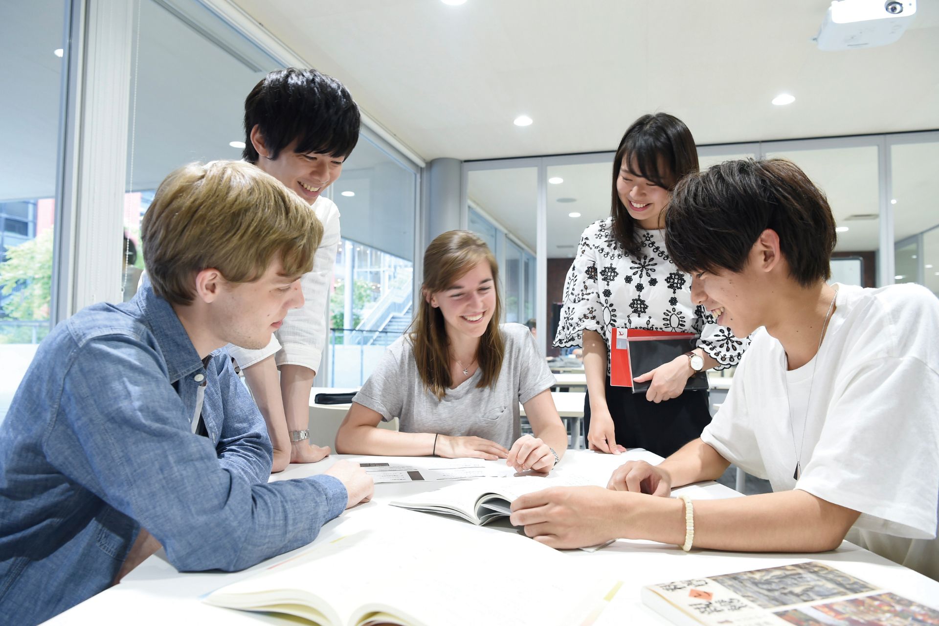 グローバルコモンズで日本人学生と外国人学生が楽しく話している様子