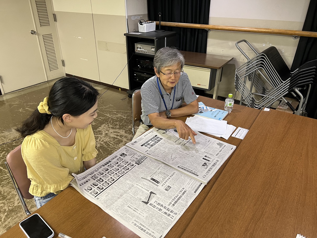 日本語教室で日本人住民と話す外国人
