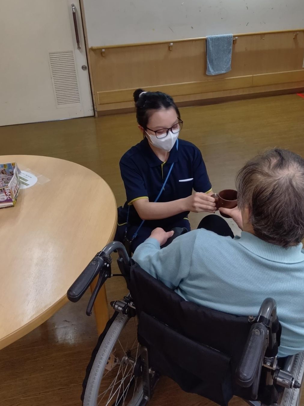 外国人従業員のチャン・ティ・トゥイさんが利用者さんのお世話をする様子