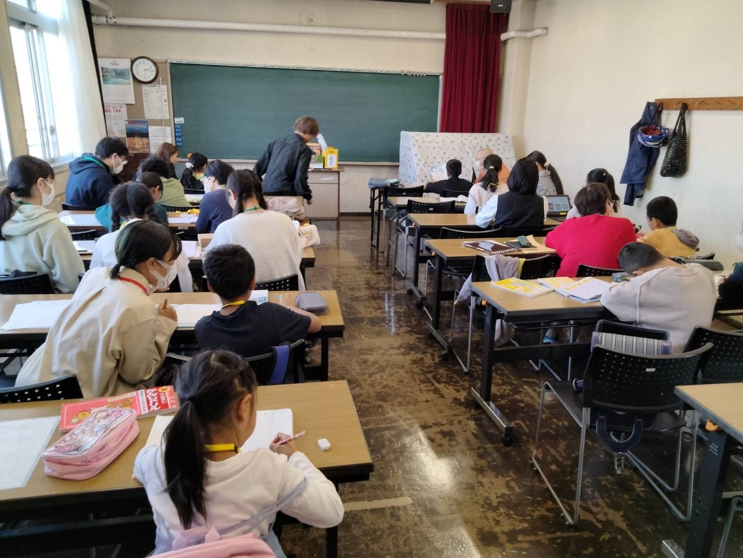 外国にルーツのある子どもたちが日本語・学習支援教室に参加する様子