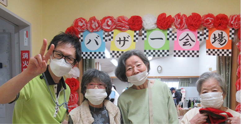 副施設長と入居者様が一緒に写真を取る様子