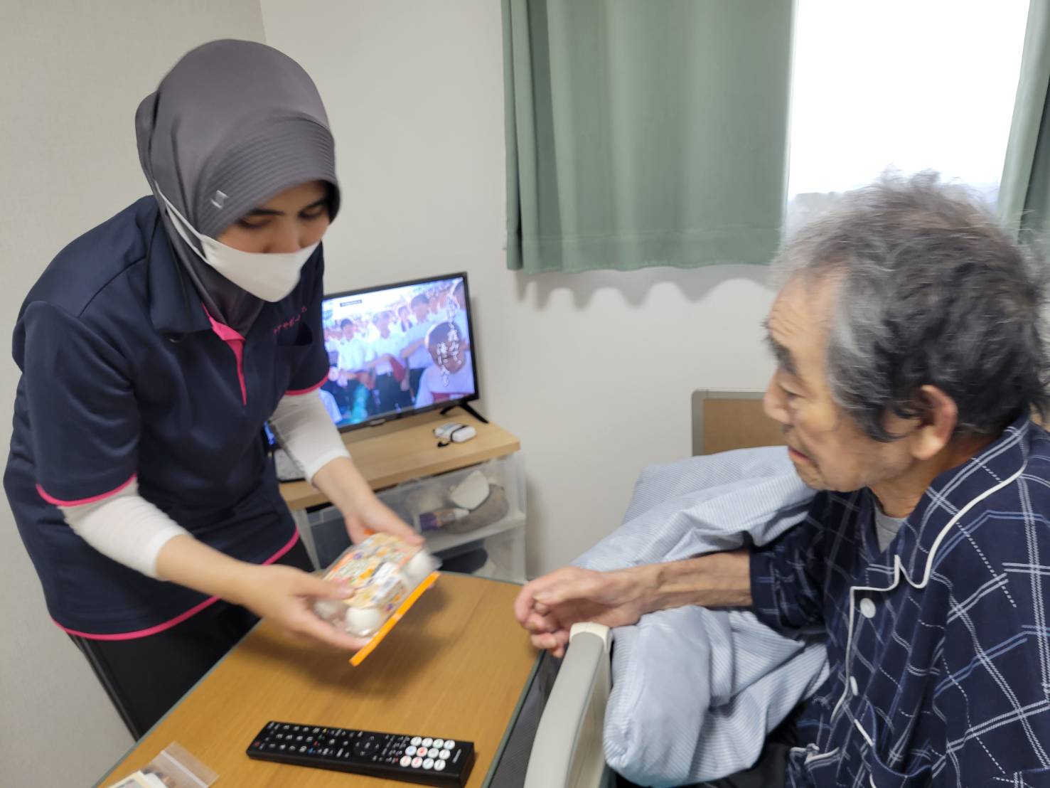 外国人従業員が入居様とお話している様子