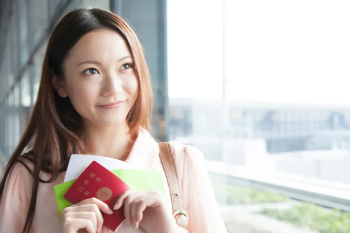 これからアメリカ旅行に行こうとしている日本人女性のイメージ