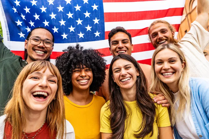 アメリカ国旗とアメリカ人男女の笑顔のイメージ