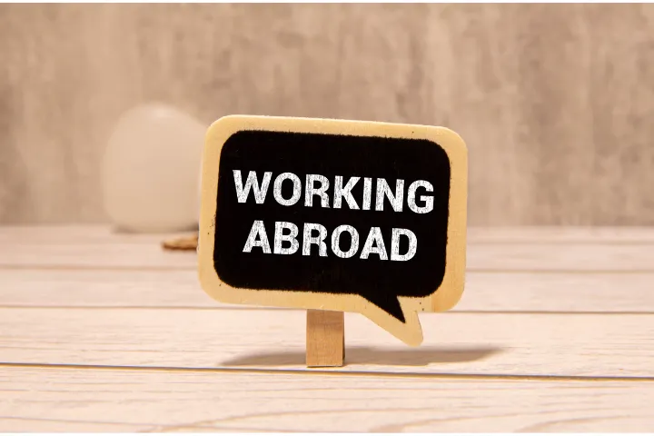 WORKING ABROAD(海外転職)と書かれた吹き出しボードのイメージ
