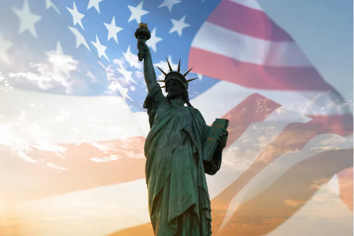 自由の女神像とアメリカ国旗