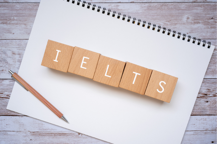 IELTSと書かれたブロックとノートと鉛筆の画像