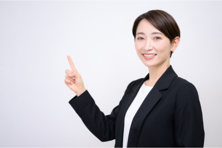 説明している女性のイメージ