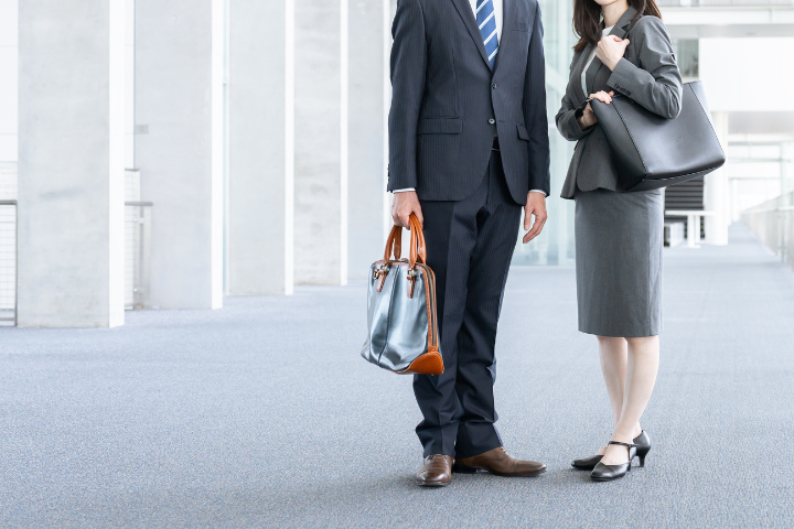 通勤する男女のビジネスパーソンのイメージ