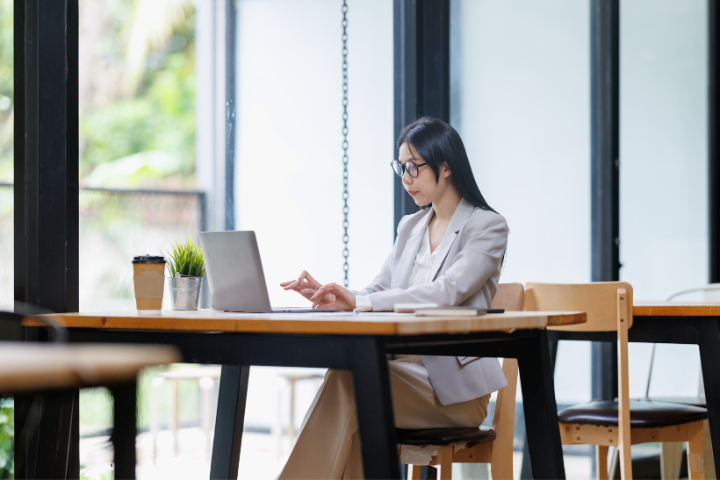 カフェで仕事している女性のイメージ