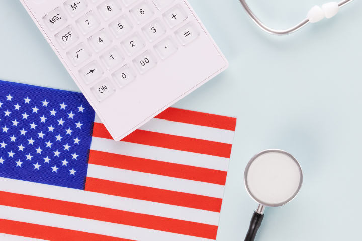 アメリカ国旗と電卓と聴診器のイメージ