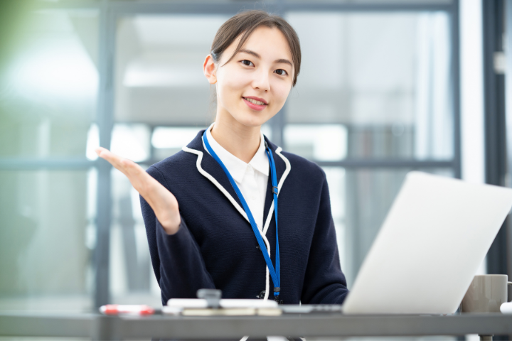 受付の女性のイメージ