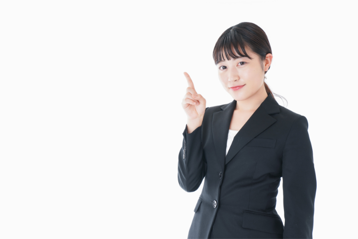 人差し指を立てて笑顔の女性のイメージ