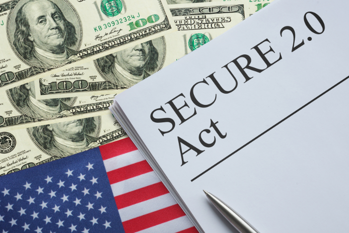 SECURE 2.0 Actと書かれた書類とアメリカ国旗とアメリカ紙幣の画像