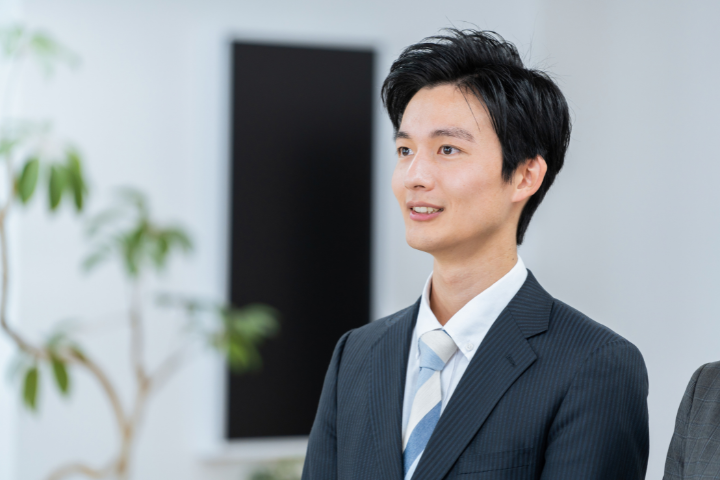 スーツ姿の若い日本人男性の画像